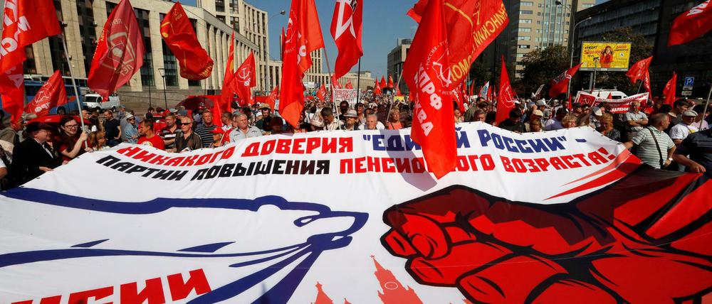 Kommunisten-Anhänger protestieren gegen die Erhöhung des Rentenalters. Moskau, den 2. September 2018. REUTERS/Sergei Karpukhin