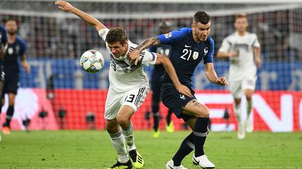 Im Gerangel. Thomas Müller (links) und der Franzose Lucas Hernandez.