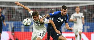 Im Gerangel. Thomas Müller (links) und der Franzose Lucas Hernandez.