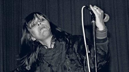 Schwarze Romantikerin. Nico 1985 bei einem Auftritt an der Universität von Lampeter in Wales. 