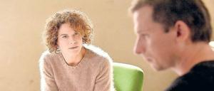 Verhängnisvoller Irrtum. Psychotherapeutin Hanna Rautenberg (Bibiana Beglau) stellt dem Sexualstrafträter Peter Petrowski (Till Firit) eine positive Prognose aus. 