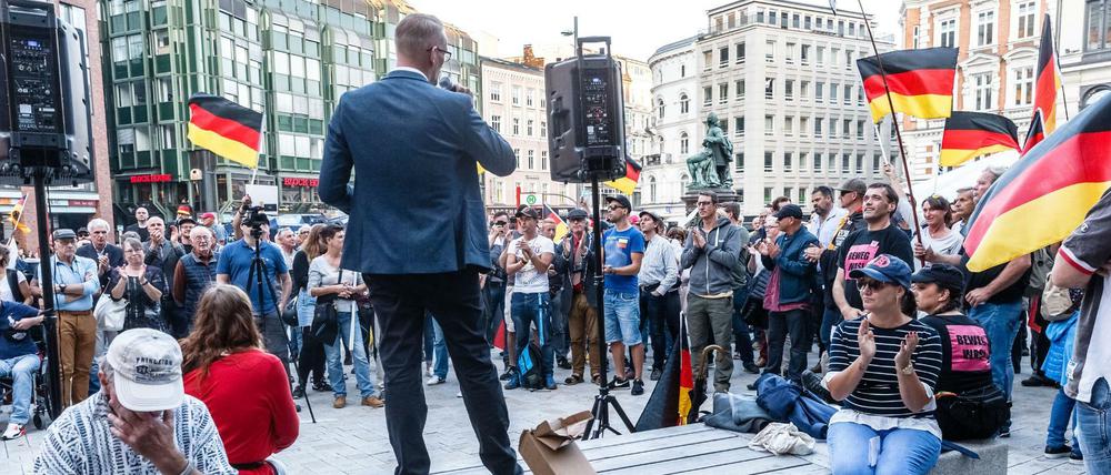 Dennis Augustin, Kreisvorsitzender des AfD Landesverbandes Südwest-Mecklenburg, spricht bei der "Merkel muss weg!"-Kundgebung auf dem Gänsemarkt. 