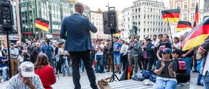 Dennis Augustin, Kreisvorsitzender des AfD Landesverbandes Südwest-Mecklenburg, spricht bei der "Merkel muss weg!"-Kundgebung auf dem Gänsemarkt. 