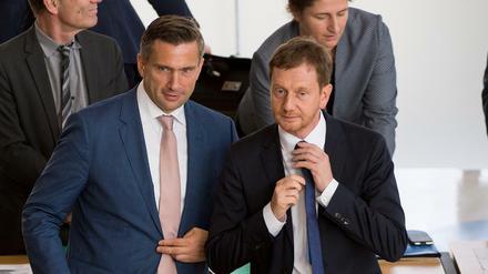 Sachsens Regierungschef Michael Kretschmer (M, CDU) und sein Vize Martin Dulig (vorne l, SPD)