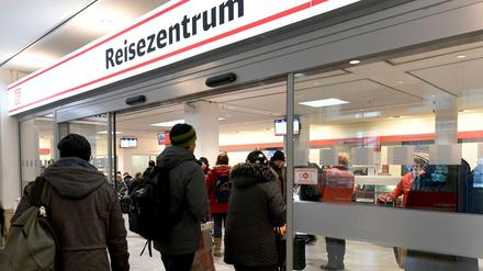 Reisende betreten das Reisezentrum der Bundesbahn. 
