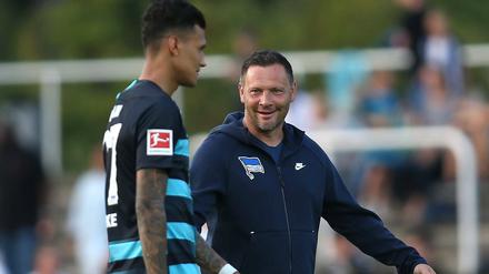 Zufrieden. Davie Selke und Trainer Pal Dardai vor dem Spiel in Zehlendorf.