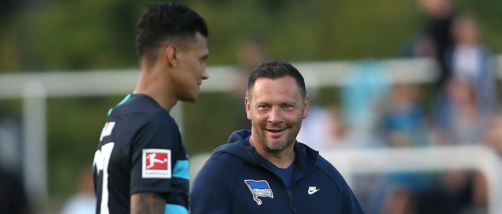 Zufrieden. Davie Selke und Trainer Pal Dardai vor dem Spiel in Zehlendorf.