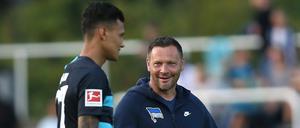 Zufrieden. Davie Selke und Trainer Pal Dardai vor dem Spiel in Zehlendorf.