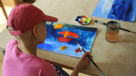 Um besser mit Chemo- oder Strahlentherapie klarzukommen, werden in einigen Kliniken Naturheilverfahren angeboten – oder, wie hier, Kunsttherapie.
