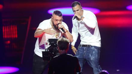Kollegah (l) und Farid Bang treten bei der 27. Verleihung des Deutschen Musikpreises Echo auf. 