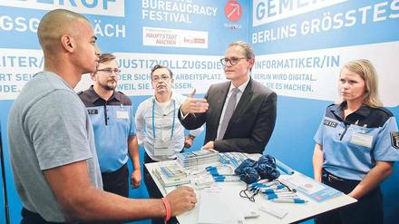 Partner der Polizei: Michael Müller im Gespräch mit Personalvermittlern. 