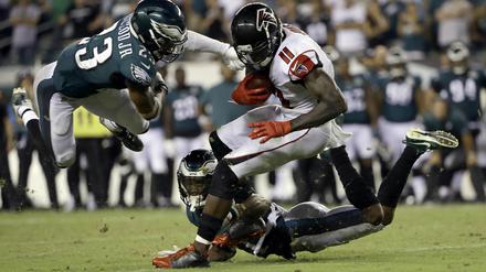 Rustikaler Beginn. Atlantas Julio Jones (M, 11) wird von Philadelphias Ronald Darby (unten) und Rodney McLeod (l, 23) in die Zange genommen. 