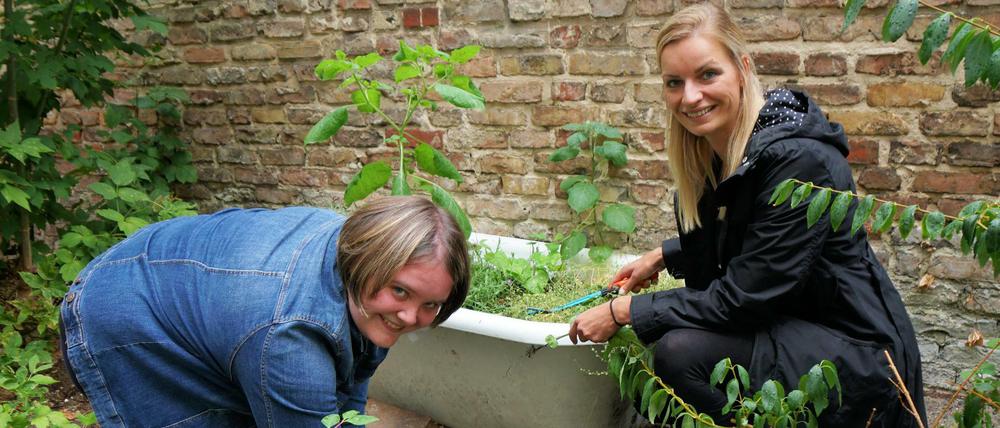 Zu Gast im Garten für den guten Zweck. Die Helferin und FU-Auszubildende Jule Lange (l.) mit Konstanze Grieben, der Leiterin des betreuten Wohnens.