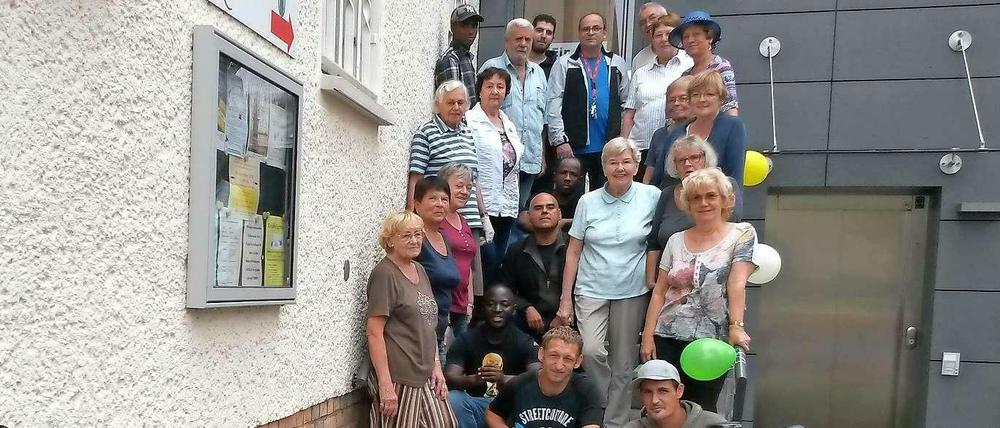 Gut gelauntes Gruppenfoto vor dem Kiezclub Bohnsdorf in der Dahmestraße.