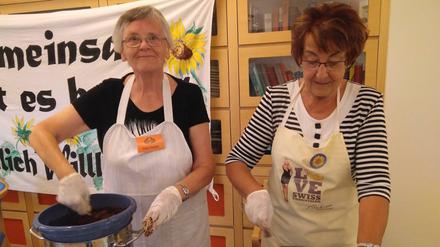 Anneliese Perske (l.) und Roswitha Maske an den Töpfen.