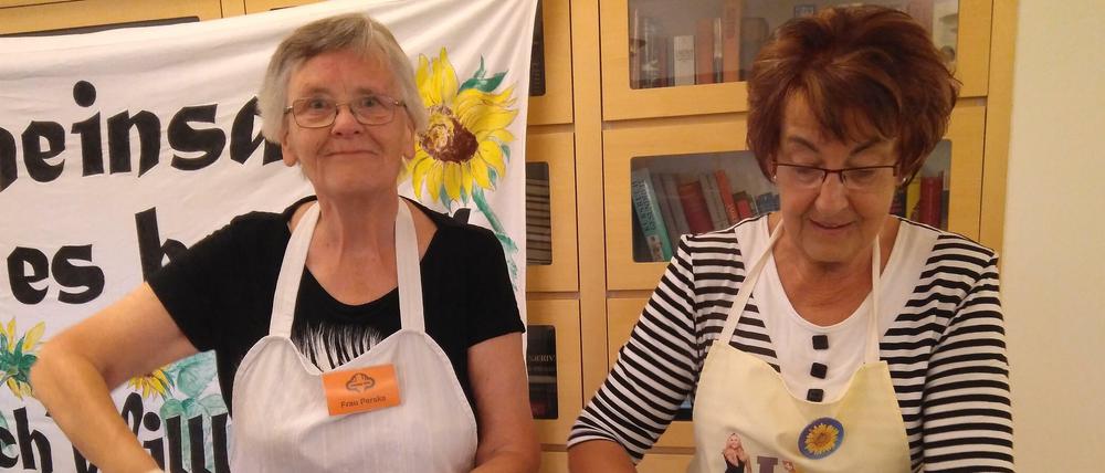 Anneliese Perske (l.) und Roswitha Maske an den Töpfen.