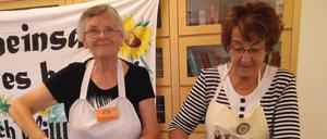 Anneliese Perske (l.) und Roswitha Maske an den Töpfen.