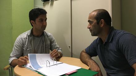 Hamed Nawabi (l.) hilft heute Habib Tajik (r.). 