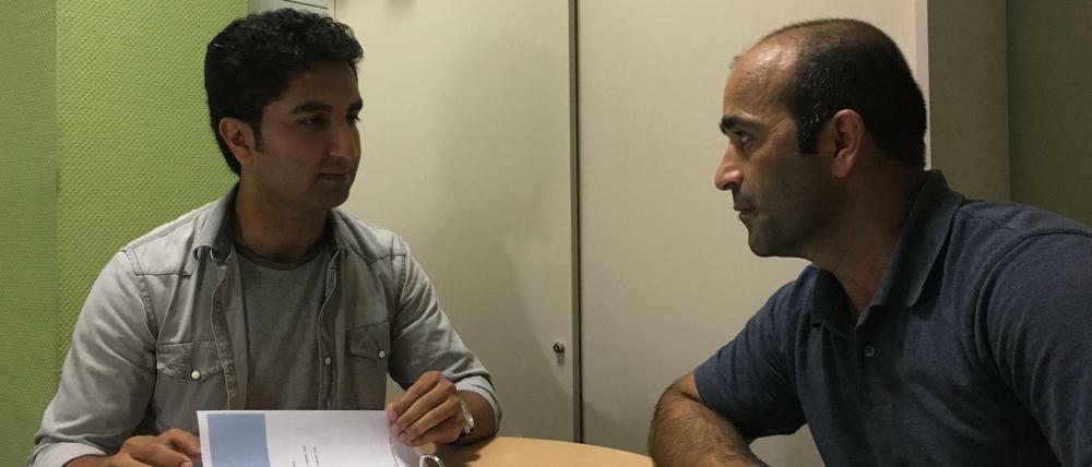 Hamed Nawabi (l.) hilft heute Habib Tajik (r.).