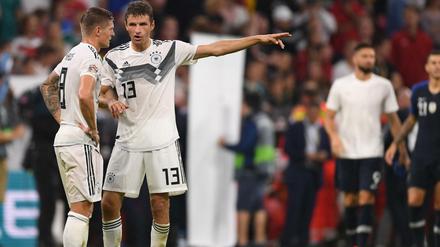 Eine Mannschaft. Thomas Müller und Toni Kroos tauschen sich nach dem Spiel über die Leistung aus.