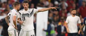 Eine Mannschaft. Thomas Müller und Toni Kroos tauschen sich nach dem Spiel über die Leistung aus.