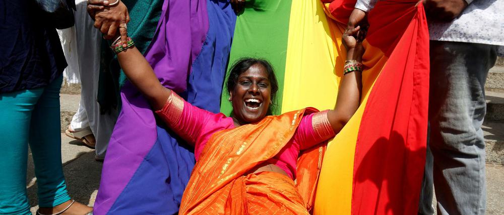 Eine LGBTI-Aktivistin feiert das Gerichtsurteil in Bangalore.