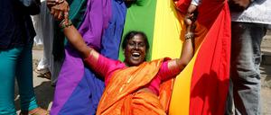 Eine LGBTI-Aktivistin feiert das Gerichtsurteil in Bangalore.