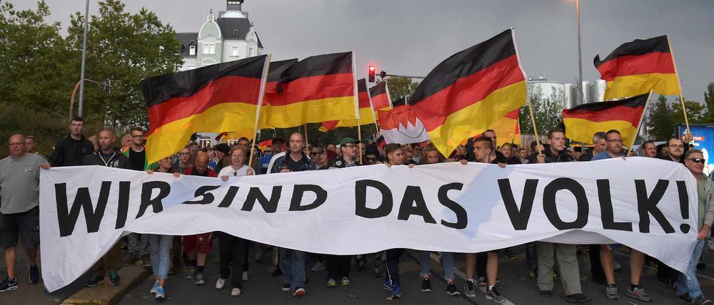 Anhänger der rechtspopulistischen Bürgerbewegung "Pro Chemnitz" demonstrieren am 7. September in Chemnitz.