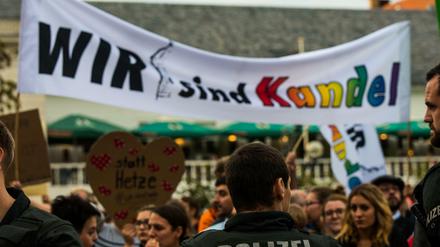 Polizisten stehen auf dem Rathausplatz vor der Demo des Studierendenausschuss Landau.