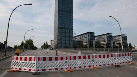Der östliche Teil der Elsenbrücke ist am vergangenen Freitag wegen eines großen Risses in der Tragkonstruktion gesperrt worden.