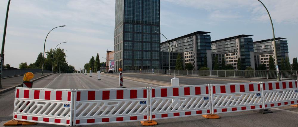 Der östliche Teil der Elsenbrücke ist am vergangenen Freitag wegen eines großen Risses in der Tragkonstruktion gesperrt worden.