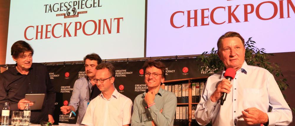 Uli Zelle vom rbb (rechts) beim Team vom Tagesspiegel-Checkpoint