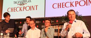 Uli Zelle vom rbb (rechts) beim Team vom Tagesspiegel-Checkpoint