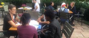 Das Sprachcafé hat immer freitags zwischen 16 und 18 Uhr in der Villa Mittelhof in der Königstraße 42-43, 14163 Berlin geöffnet.