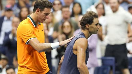 Geknickt. Rafael Nadal wird von Juan Martin del Potro getröstet.