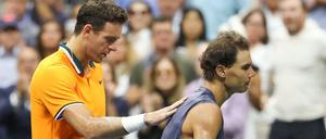 Geknickt. Rafael Nadal wird von Juan Martin del Potro getröstet.