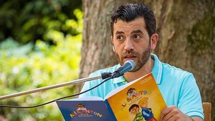In seinem Buch erklärt Ahmet Özdemir Kindern, dass Freundschaft nicht an unterschiedlicher Herkunft scheitern sollte.