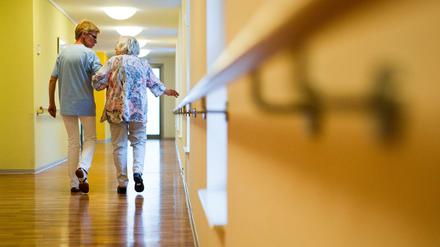 Zu wenig Geld, zu wenig Zeit: Viele Pflegekräfte arbeiten am Limit.