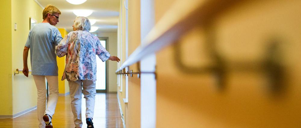 Zu wenig Geld, zu wenig Zeit: Viele Pflegekräfte arbeiten am Limit.