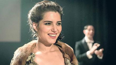 Berlin, Berlin. Die Polin Apolonia Chalupiec (Michalina Olszanska) träumt in Berlin von einer Karriere als Filmschauspielerin. Der Regisseur Ernst Lubitsch fördert sie unter dem geheimnisvollen Namen „Pola Negri“ – sie wird ein Superstar des Stummfilms. 