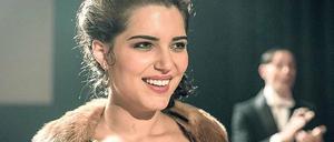Berlin, Berlin. Die Polin Apolonia Chalupiec (Michalina Olszanska) träumt in Berlin von einer Karriere als Filmschauspielerin. Der Regisseur Ernst Lubitsch fördert sie unter dem geheimnisvollen Namen „Pola Negri“ – sie wird ein Superstar des Stummfilms. 