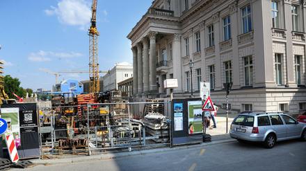 Schon die „Dau“-Mauer? Nein, eine gewöhnliche Baustelle Unter den Linden, wo das Projekt entstehen soll.