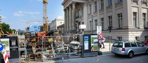 Schon die „Dau“-Mauer? Nein, eine gewöhnliche Baustelle Unter den Linden, wo das Projekt entstehen soll.