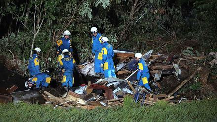 Rettungskräfte suchen in Trümmern nach Opfern.