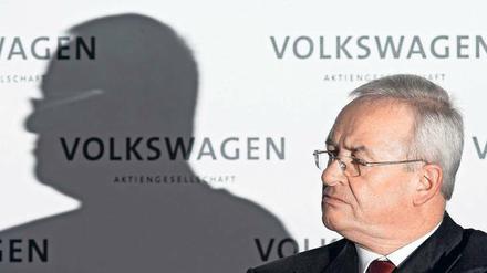 Der lange Schatten von Martin Winterkorn. Der Ex-VW-Chef soll früher als behauptet von den millionenfachen Manipulationen an Diesel-Fahrzeugen gewusst haben, die vor drei Jahren ans Licht kamen. Der Konzern weist dies zurück. Tausende Anleger erlitten Kursverluste – und klagen gegen den Wolfsburger Autokonzern. Foto: Julian Stratenschulte/dpa