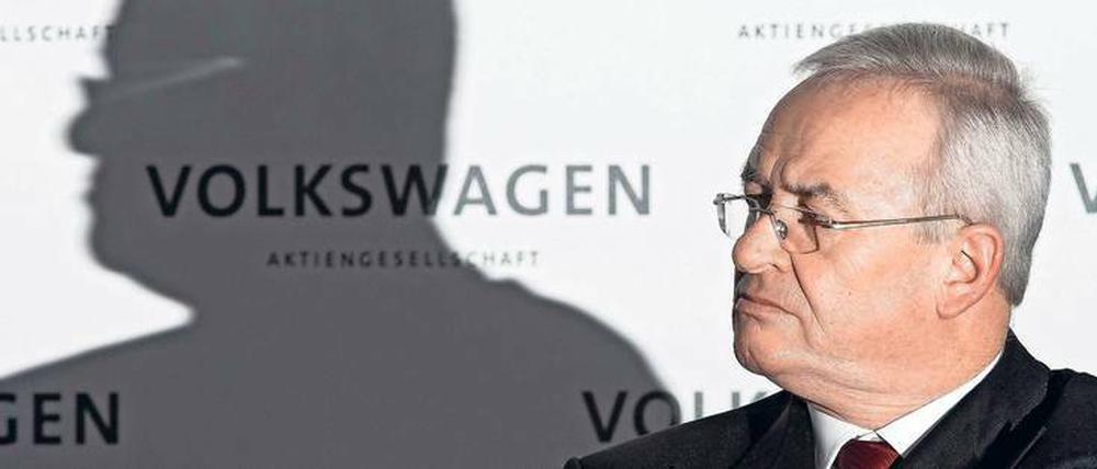 Der lange Schatten von Martin Winterkorn. Der Ex-VW-Chef soll früher als behauptet von den millionenfachen Manipulationen an Diesel-Fahrzeugen gewusst haben, die vor drei Jahren ans Licht kamen. Der Konzern weist dies zurück. Tausende Anleger erlitten Kursverluste – und klagen gegen den Wolfsburger Autokonzern. Foto: Julian Stratenschulte/dpa