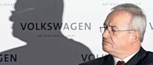 Der lange Schatten von Martin Winterkorn. Der Ex-VW-Chef soll früher als behauptet von den millionenfachen Manipulationen an Diesel-Fahrzeugen gewusst haben, die vor drei Jahren ans Licht kamen. Der Konzern weist dies zurück. Tausende Anleger erlitten Kursverluste – und klagen gegen den Wolfsburger Autokonzern. Foto: Julian Stratenschulte/dpa