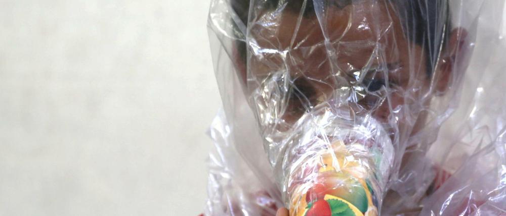 Ein syrischer Junge mit einer improvisierten Gasmaske 