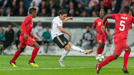 Rein damit. Nico Schulz erzielt bei seinem Debüt das 2:1-Siegtor gegen Peru.