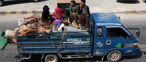 Menschen versuchen sich in der Region Idlib in Sicherheit zu bringen.